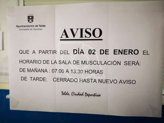 Aviso colocado hoy en la sala de musculación del Polideportivo Rita Hernández (Foto TA)